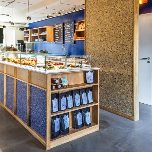 Cafe Kardamom und der Blick auf die neue Theke mit neuer Rückwand und neuer Wand zu den Toiletten.