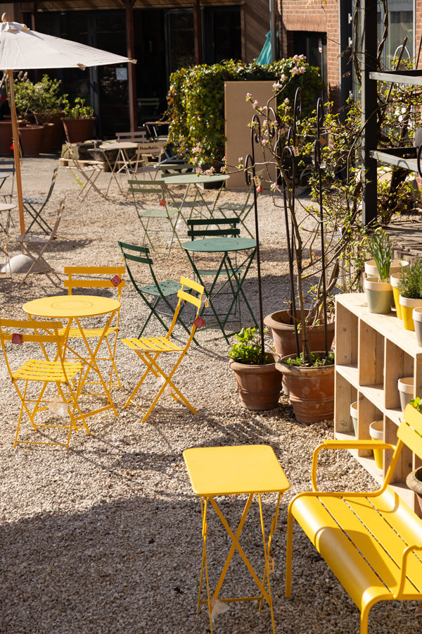 Terrasse vom Kardamom. Bestückt ist diese mit Grün und Form Möbeln  in Gelb und Grün Tönen. Wenn die Sonne scheint, findet man hier auch einen Sonnenplatz.
